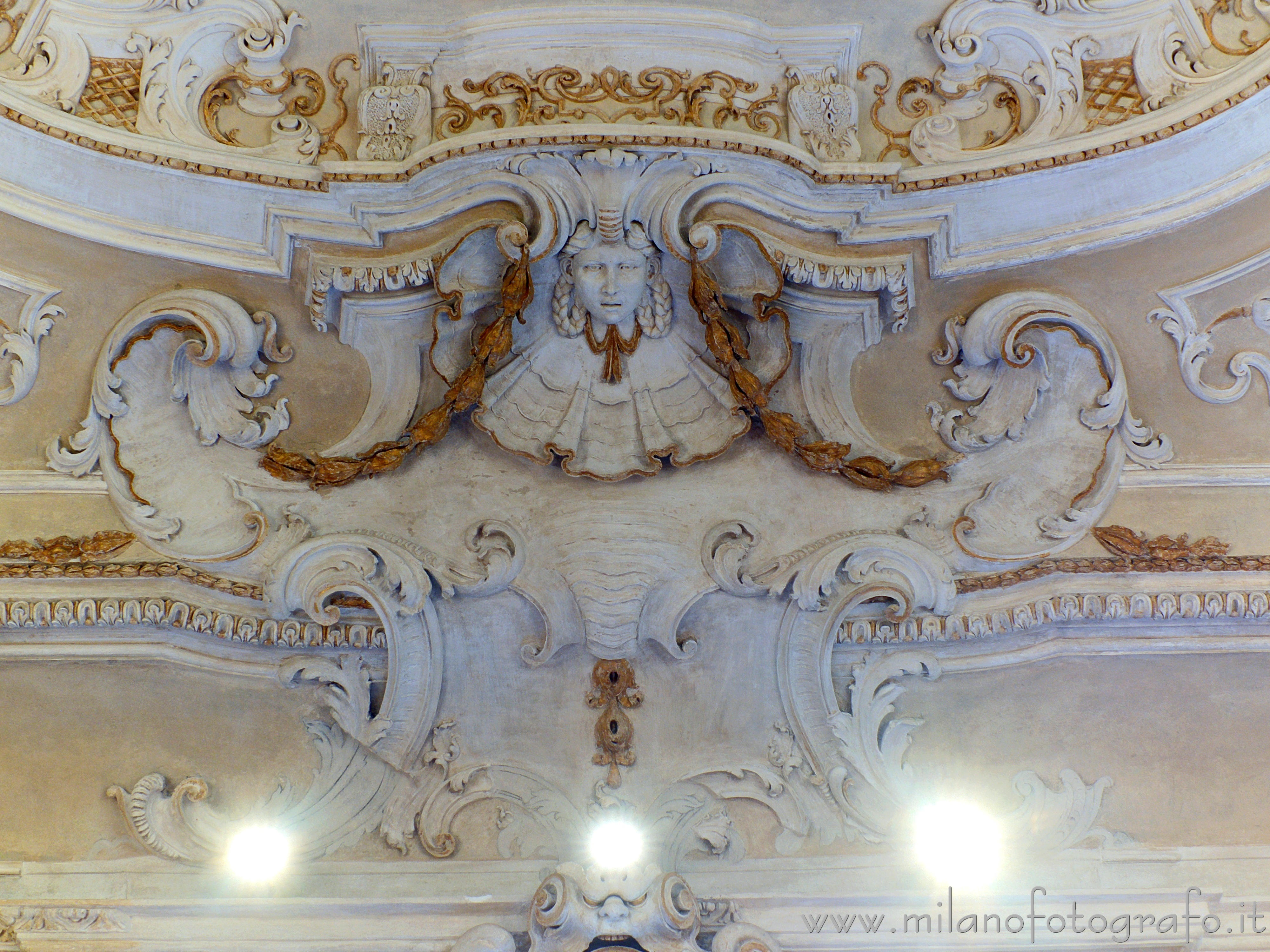 Arcore (Monza e Brianza) - Decorazioni in stucco dorato nel salone ovale di Villa Borromeo d'Adda